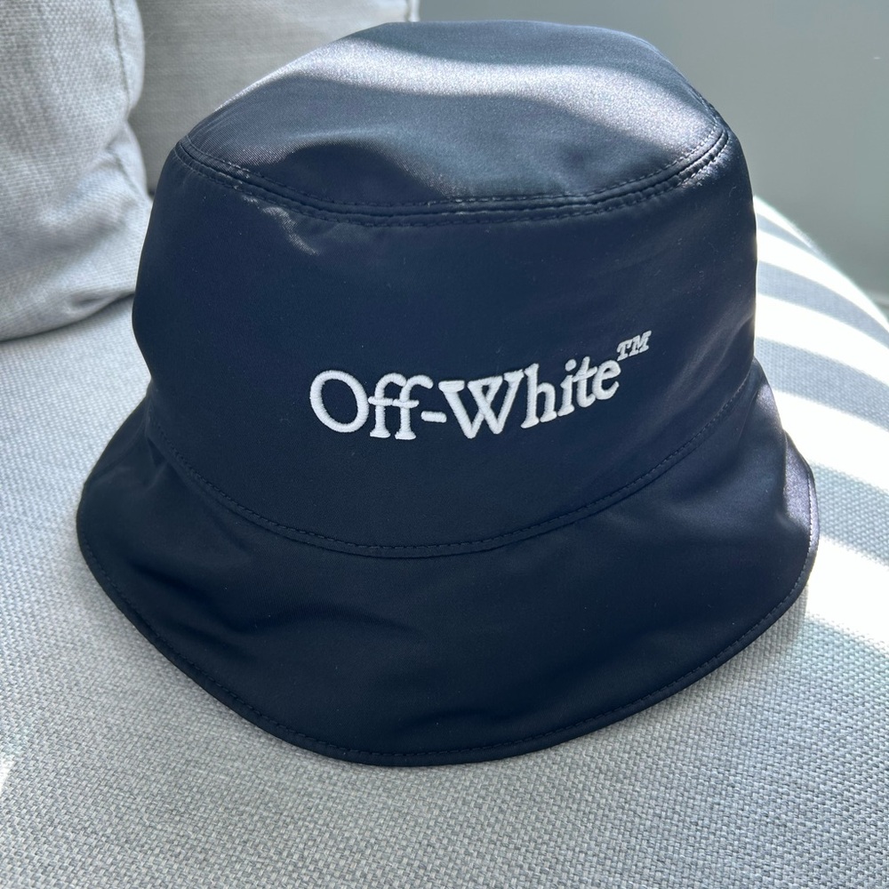 Off-White NWT
logo-embroidered bucket hat